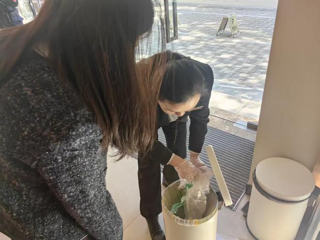 银行职员帮女子在垃圾桶找回结婚金戒指